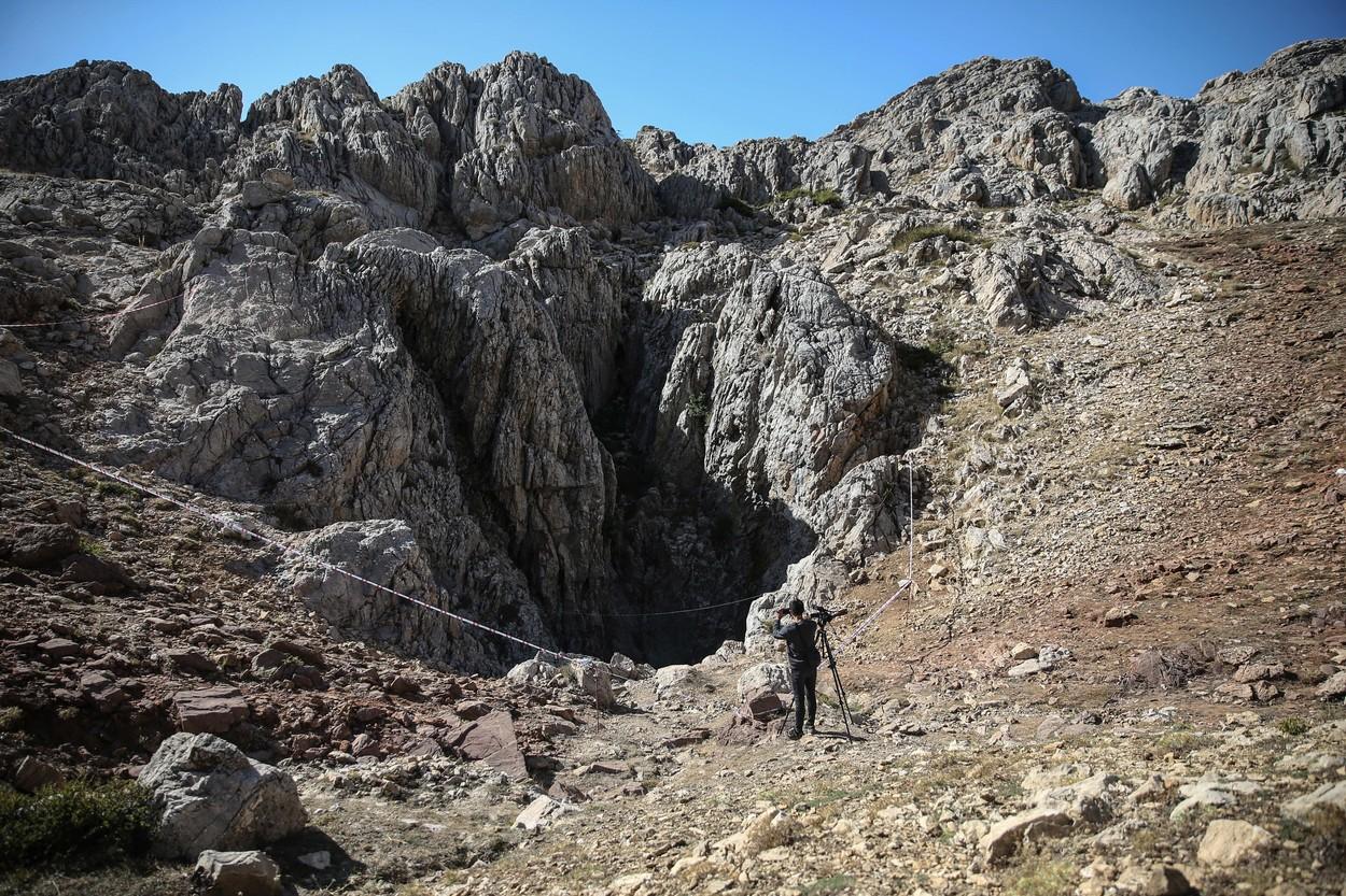 Speolog blocat la o mie de metri sub pământ în Turcia, după ce i s-a făcut rău. Peste 100 de oameni au coborât în peşteră pentru a-l salva