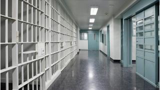 Deţinut la Penitenciarul de Maximă Siguranţă Gherla, găsit spânzurat în baie, cu urme de violență pe corp. În camera cu el mai stăteau 7 persoane