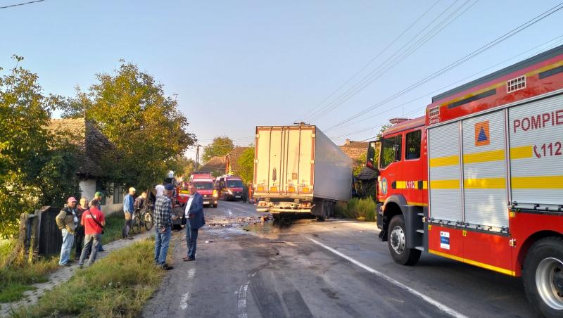 Un mort şi 2 persoane în stare gravă, în urma unui impact frontal dintre un microbuz şi un camion, în Mureş: 9 pasageri răniţi