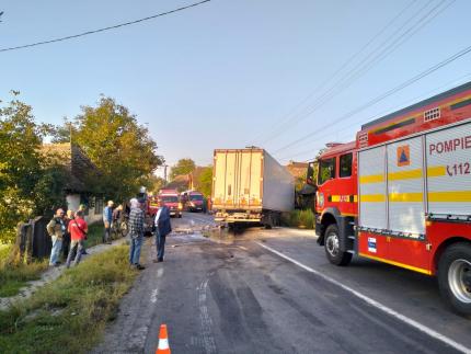 Un mort şi trei persoane încarcerate, după un impact frontal între un microbuz plin cu pasageri şi un camion. 10 victime în urma accidentului cumplit din Mureş