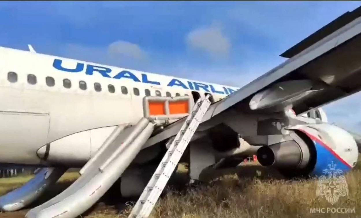 VIDEO. Un avion Airbus A320 a aterizat forţat într-un lan de grâu din Siberia. Fuzelajul aeronavei nu a fost distrus iar pasagerii s-au evacuat singuri