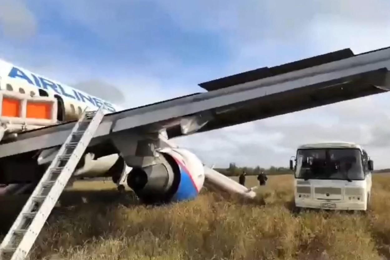 VIDEO. Un avion Airbus A320 a aterizat forţat într-un lan de grâu din Siberia. Fuzelajul aeronavei nu a fost distrus iar pasagerii s-au evacuat singuri