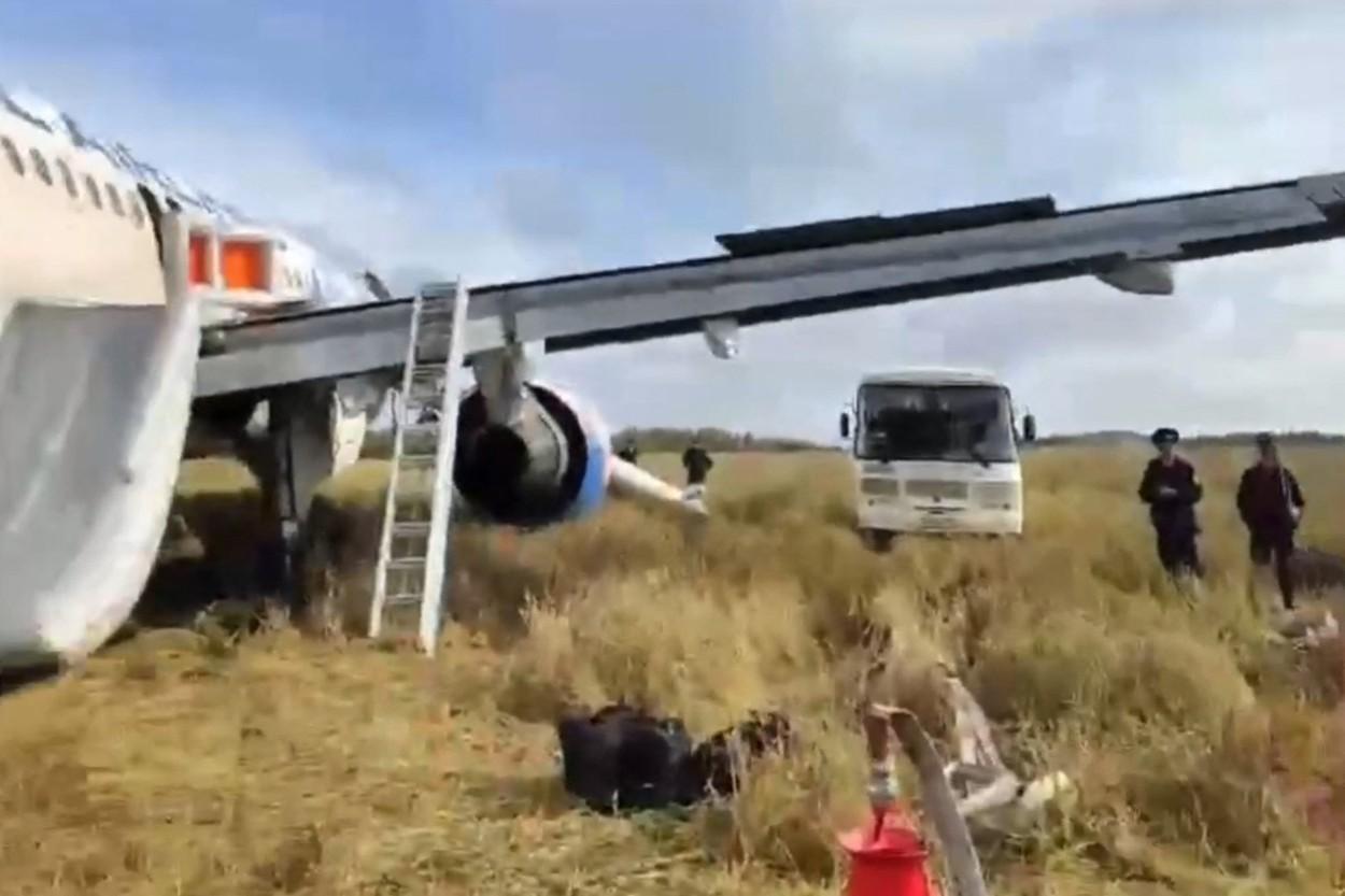 VIDEO. Un avion Airbus A320 a aterizat forţat într-un lan de grâu din Siberia. Fuzelajul aeronavei nu a fost distrus iar pasagerii s-au evacuat singuri