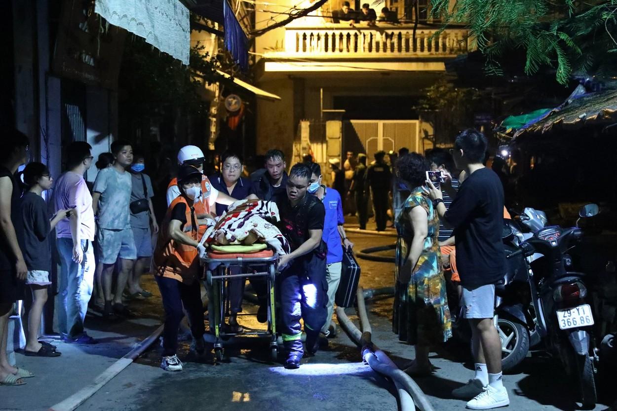 Zeci de morţi într-un incendiu produs într-un bloc din Vietnam