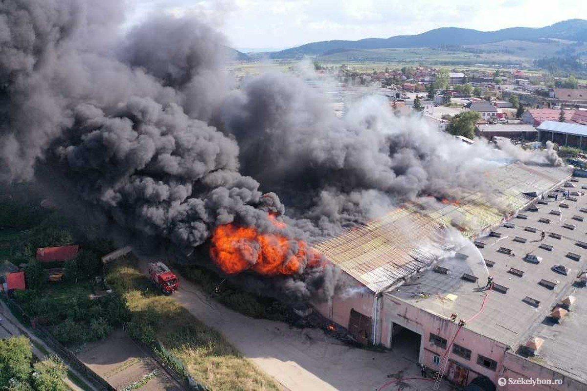 Pericol de explozie în Miercurea-Ciuc: un depozit de îngrăşăminte a ars ca o torţă timp de ore întregi. Locuitorii, avertizaţi prin RO Alert