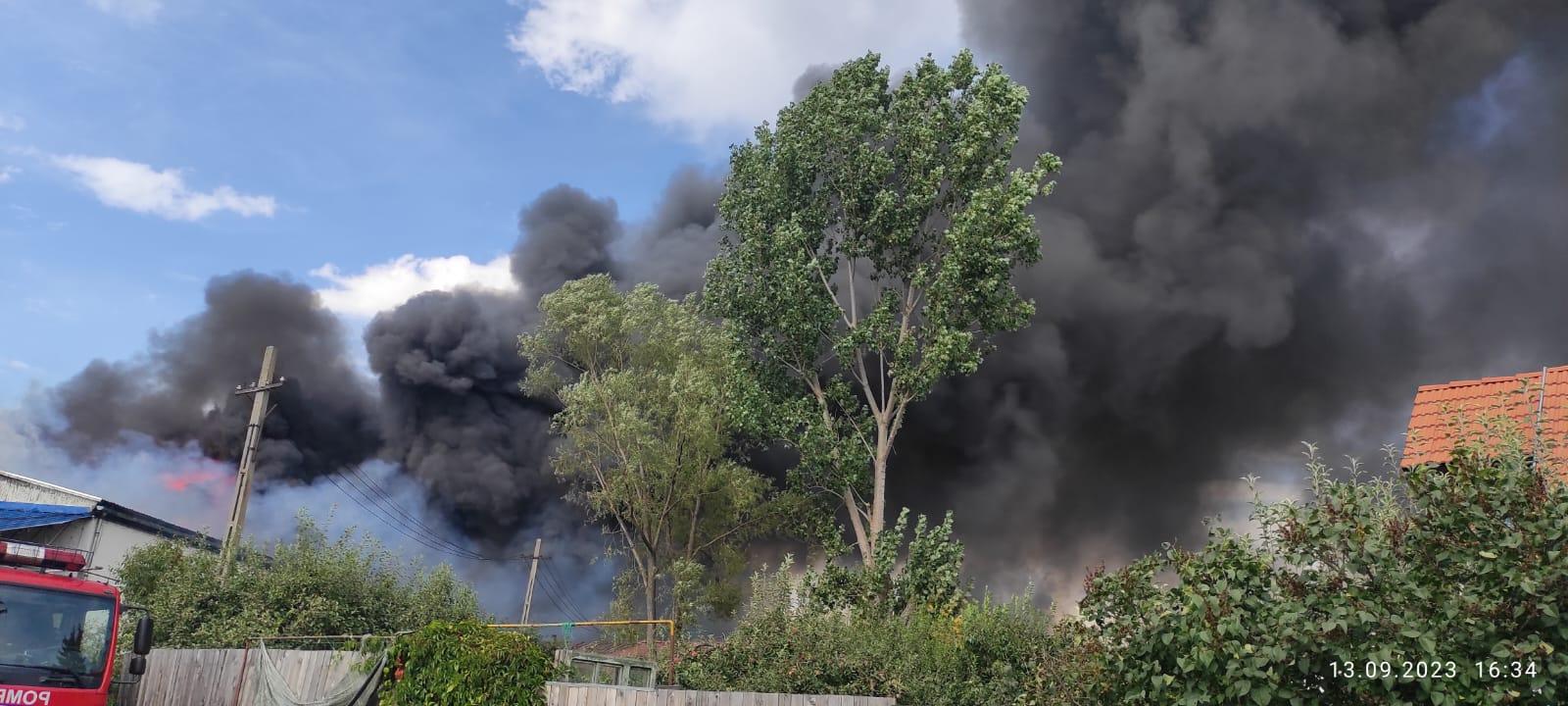 Pericol de explozie în Miercurea-Ciuc: un depozit de îngrăşăminte a ars ca o torţă timp de ore întregi. Locuitorii, avertizaţi prin RO Alert