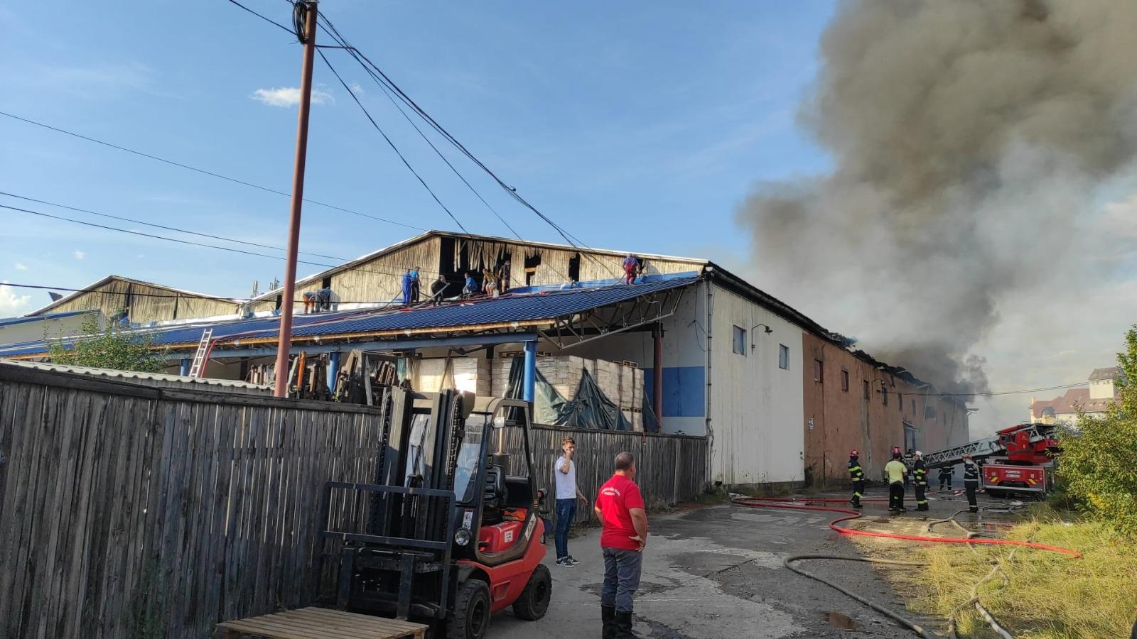 Pericol de explozie în Miercurea-Ciuc: un depozit de îngrăşăminte a ars ca o torţă timp de ore întregi. Locuitorii, avertizaţi prin RO Alert