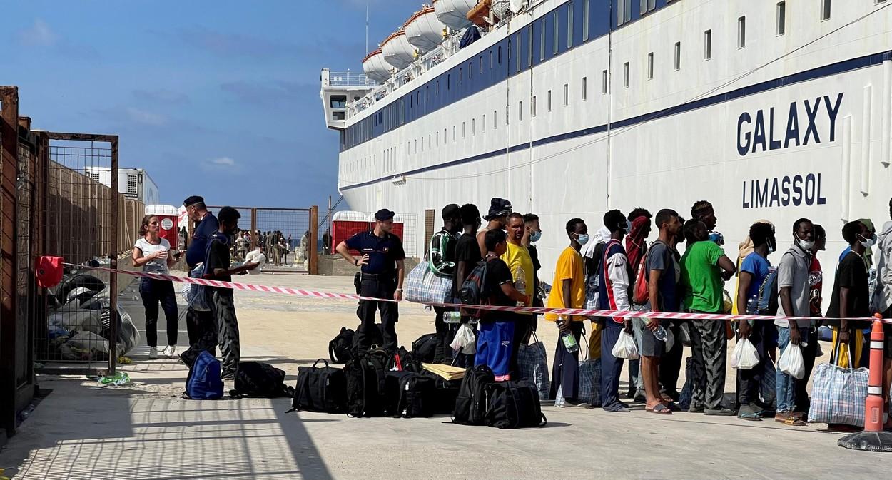 Autorităţile italiene sunt copleşite, după ce aproape 7.000 de migranţi au debarcat pe insula Lampedusa.