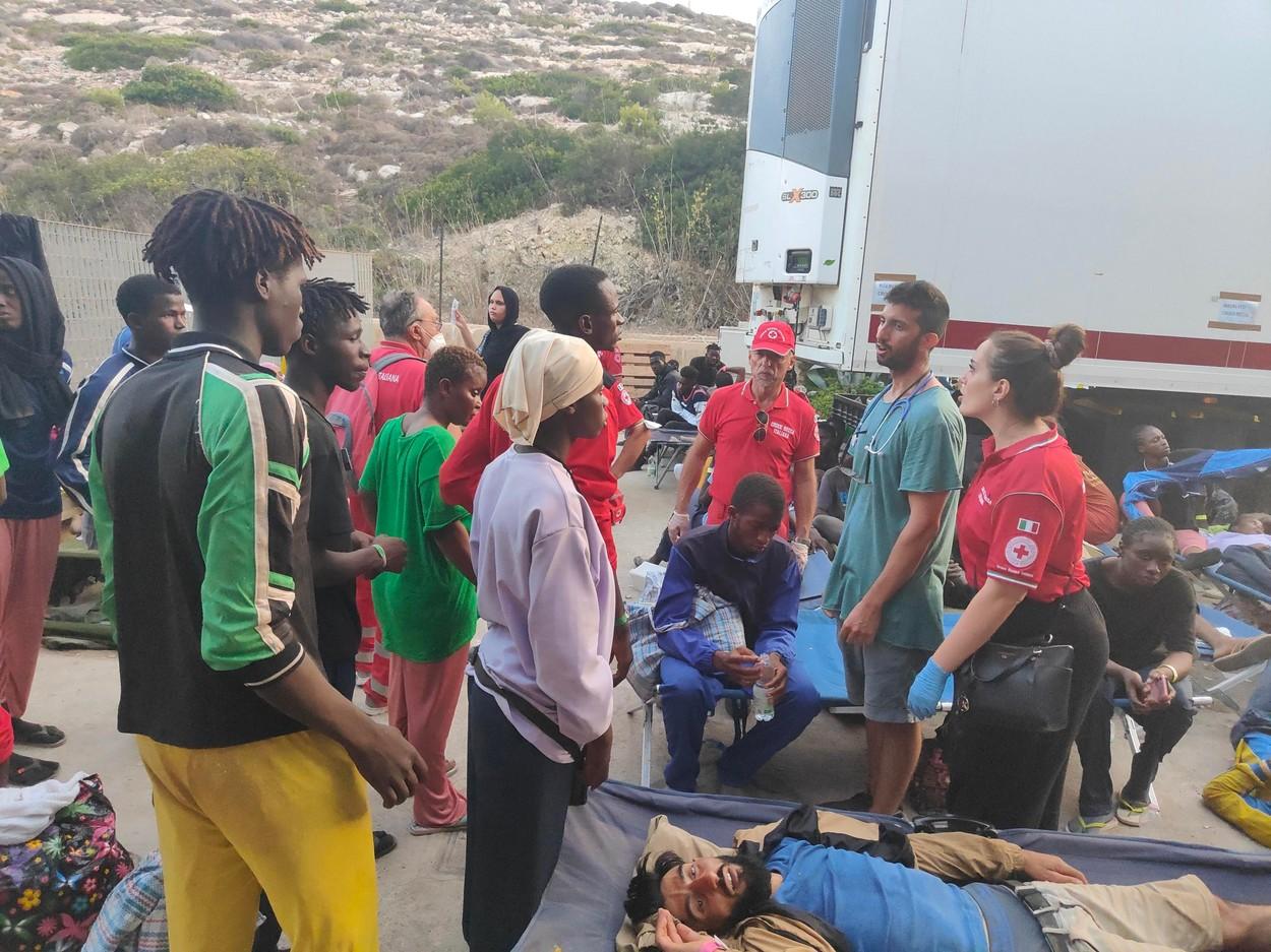 Autorităţile italiene sunt copleşite, după ce aproape 7.000 de migranţi au debarcat pe insula Lampedusa.