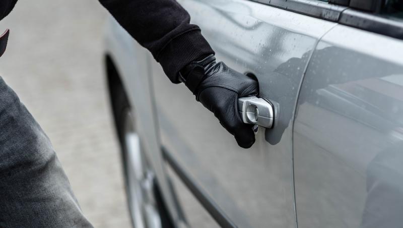 Jaf de 70.000 de lei dintr-o maşină parcată în Constanţa. Un bărbat a pătruns în vehicul după ce a copiat cheia proprietarului