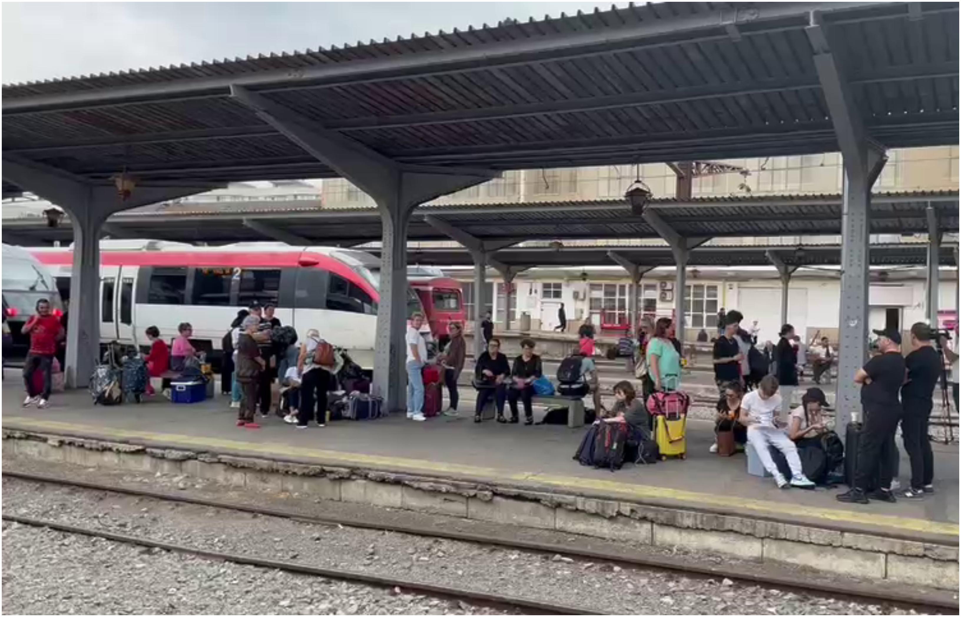 Grevă CFR. Trenuri din toată ţara, întrerupte până la ora 9. Călătorii aşteaptă ore întregi în gări şi cer nemulţumiţi banii înapoi