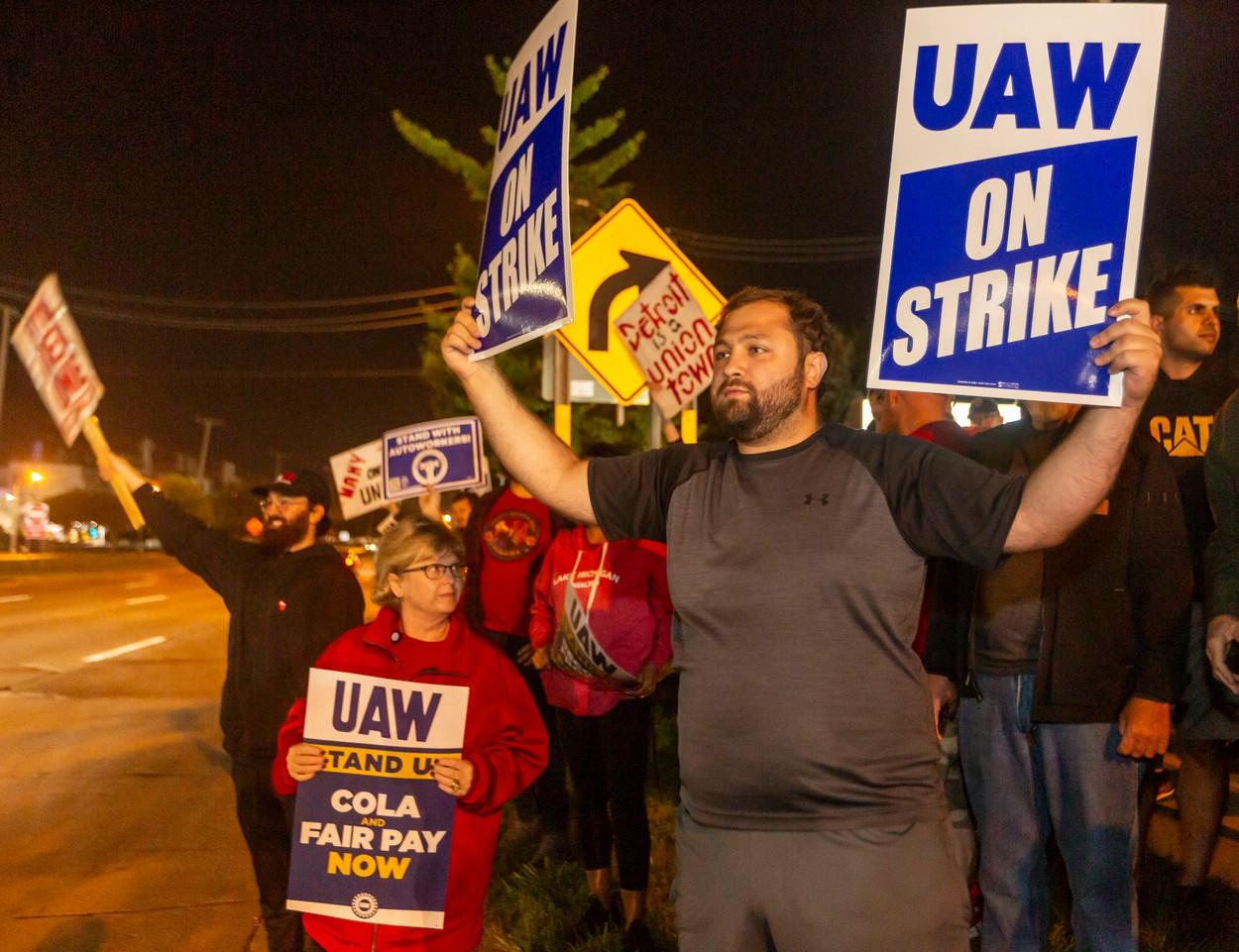 Grevă fără precedent în industria auto din SUA. Angajaţii General Motors, Ford şi Stellantis au oprit fabricarea vehiculelor şi cer salarii mai mari