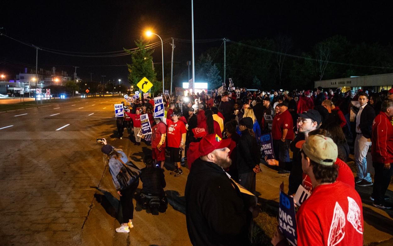 Grevă fără precedent în industria auto din SUA. Angajaţii General Motors, Ford şi Stellantis au oprit fabricarea vehiculelor şi cer salarii mai mari