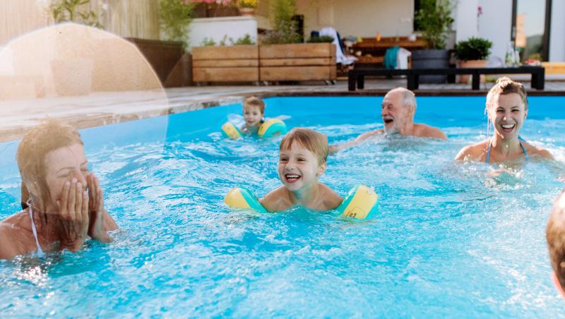 Zece persoane au ajuns la spital după ce angajatul unei piscine din Australia a creat un "nor toxic" amestecând substanţe periculoase