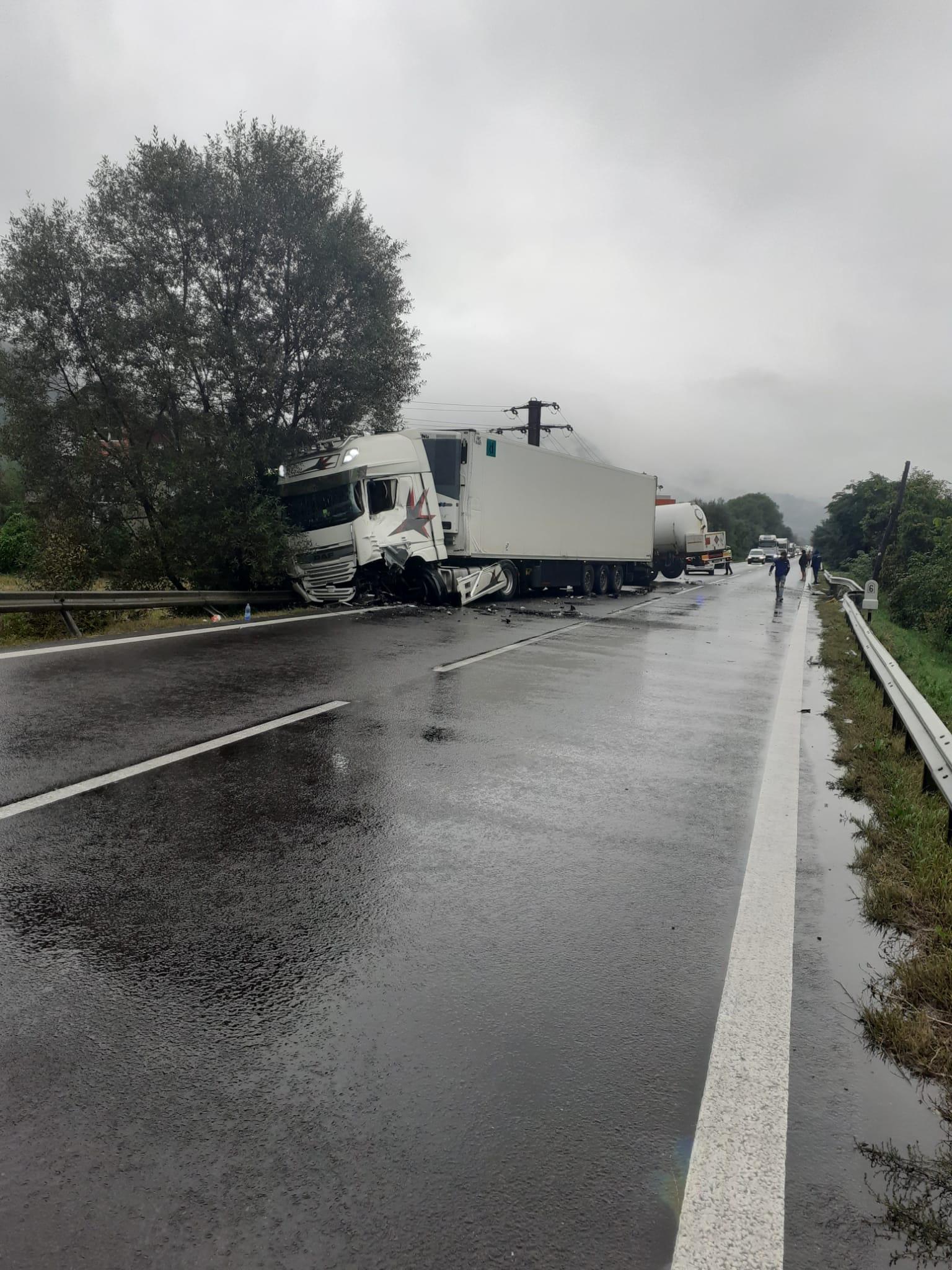 Cisternă cu GPL şi TIR cu medicamente, ciocnire violentă pe DN7, în Vâlcea. Scurgeri de motorină pe şosea, oamenii din zonă au fost evacuaţi