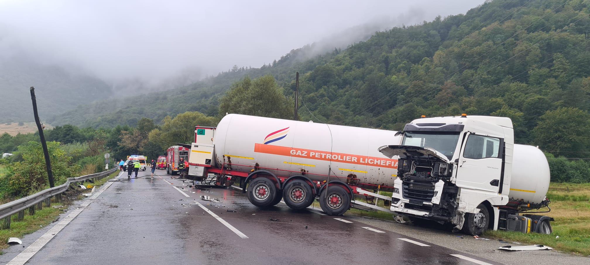 Cisternă cu GPL şi TIR cu medicamente, ciocnire violentă pe DN7, în Vâlcea. Scurgeri de motorină pe şosea, oamenii din zonă au fost evacuaţi