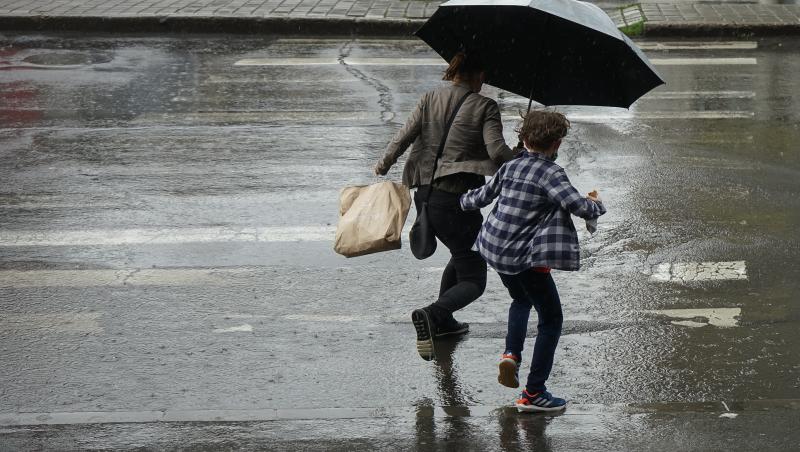 Cod galben de ploi torenţiale, vijelii şi grindină în România. Zonele vizate de avertizare. HARTĂ