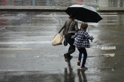 Cod galben de ploi torenţiale şi vijelii în România. Zonele vizate de avertizare. HARTĂ