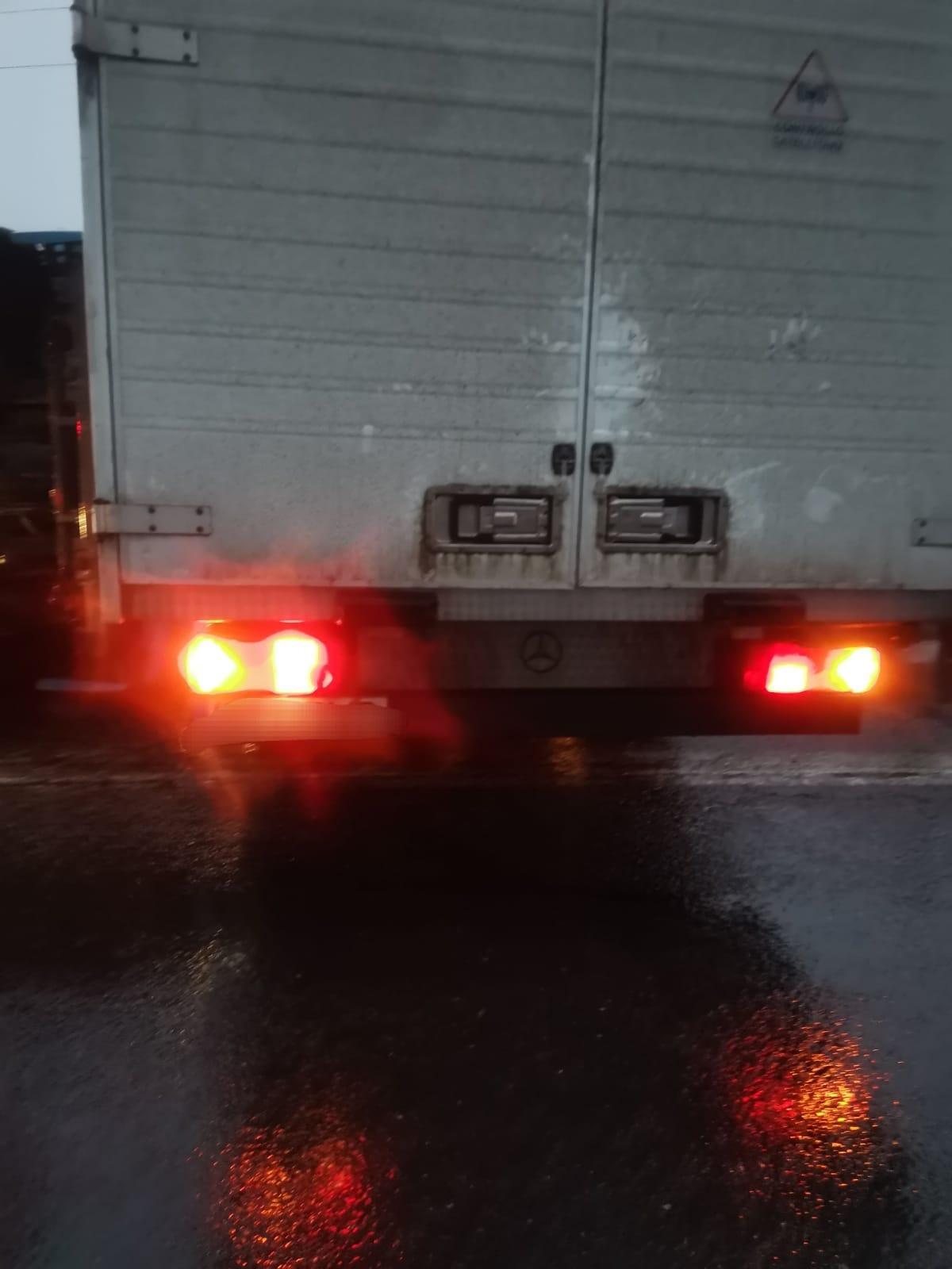 Şofer de TIR mort în cabină, pe un drum din Galaţi. Tânărul de 26 de ani a intrat pe contrasens şi s-a răsturnat, după ce a lovit un microbuz