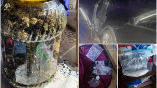 Mașină de poliţie, avariată de un suspect într-un dosar de trafic de droguri, la Braşov. Traficanţii vindeau stupefiantele şi cu 4.000 de lei: 7 arestări