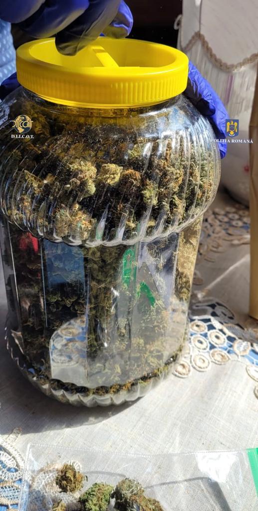 Mașină de poliţie, avariată de un suspect într-un dosar de trafic de droguri, la Braşov. Traficanţii vindeau stupefiantele şi cu 4.000 de lei: 7 arestări