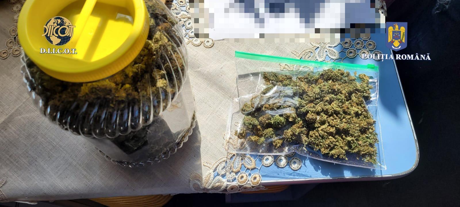 Mașină de poliţie, avariată de un suspect într-un dosar de trafic de droguri, la Braşov. Traficanţii vindeau stupefiantele şi cu 4.000 de lei: 7 arestări