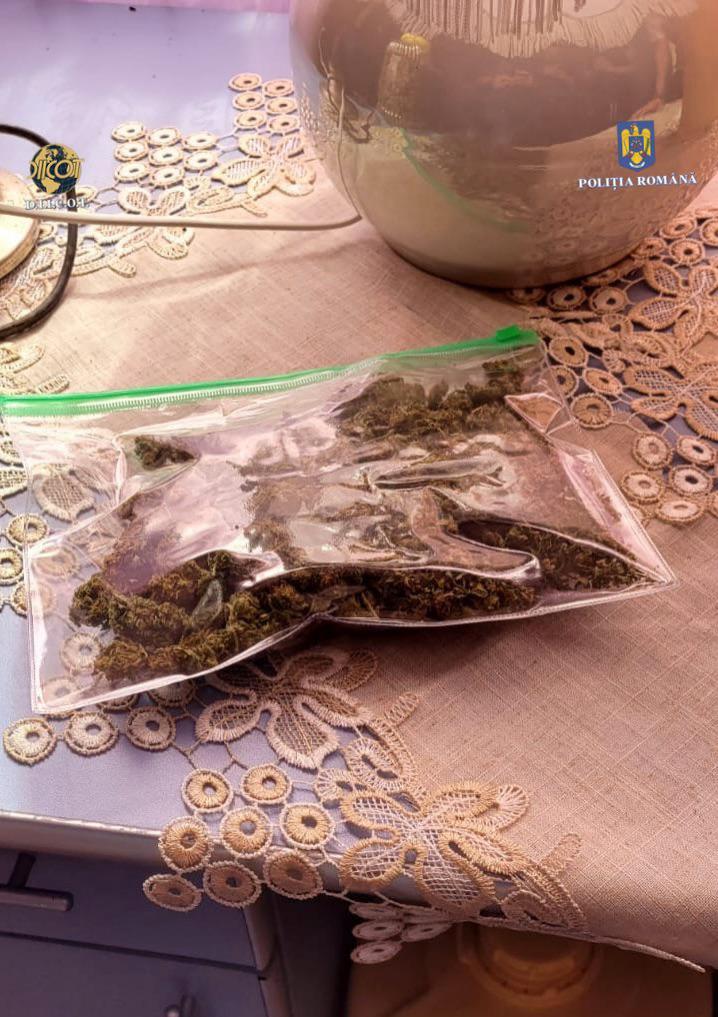 Mașină de poliţie, avariată de un suspect într-un dosar de trafic de droguri, la Braşov. Traficanţii vindeau stupefiantele şi cu 4.000 de lei: 7 arestări