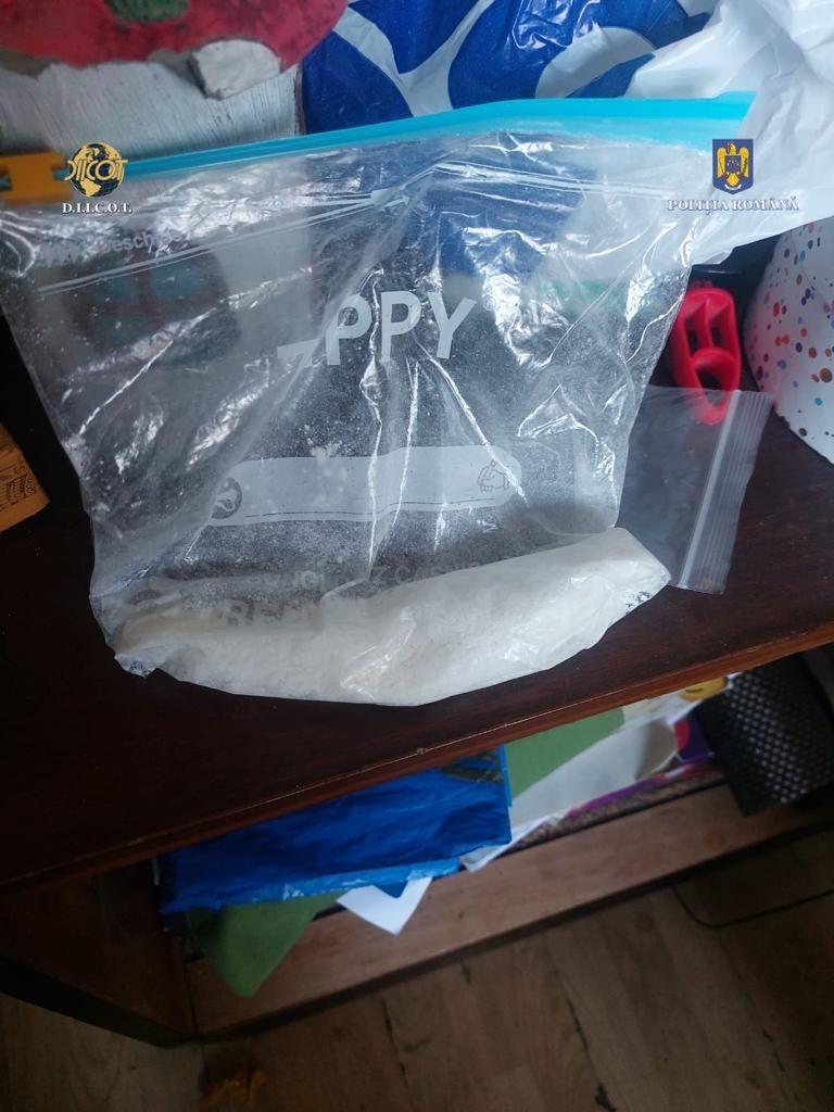 Mașină de poliţie, avariată de un suspect într-un dosar de trafic de droguri, la Braşov. Traficanţii vindeau stupefiantele şi cu 4.000 de lei: 7 arestări