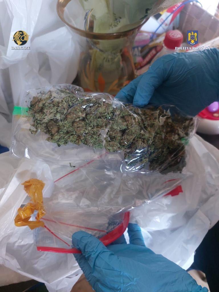 Mașină de poliţie, avariată de un suspect într-un dosar de trafic de droguri, la Braşov. Traficanţii vindeau stupefiantele şi cu 4.000 de lei: 7 arestări