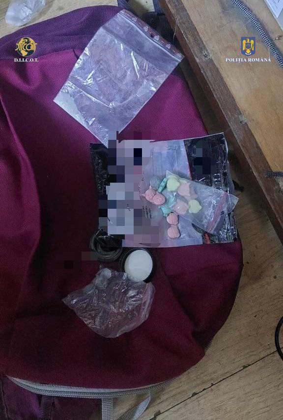 Mașină de poliţie, avariată de un suspect într-un dosar de trafic de droguri, la Braşov. Traficanţii vindeau stupefiantele şi cu 4.000 de lei: 7 arestări