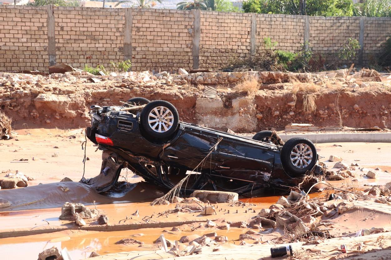 "Nu vrem mâncare, aduceţi-ne pungi pentru cadavre". Risc de holeră în Libia. Localnicii sunt martorii unor scene de groază: rămăşiţele celor ucişi ies la suprafaţă