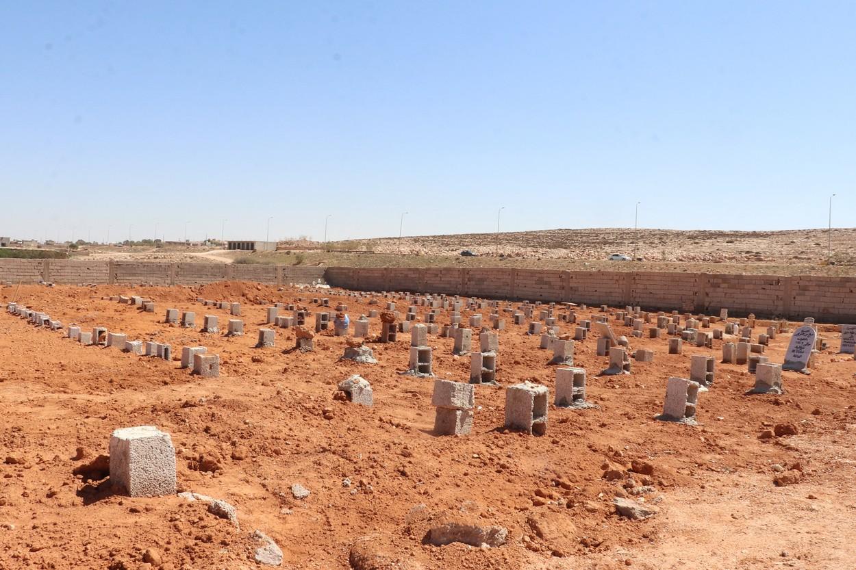 "Nu vrem mâncare, aduceţi-ne pungi pentru cadavre". Risc de holeră în Libia. Localnicii sunt martorii unor scene de groază: rămăşiţele celor ucişi ies la suprafaţă