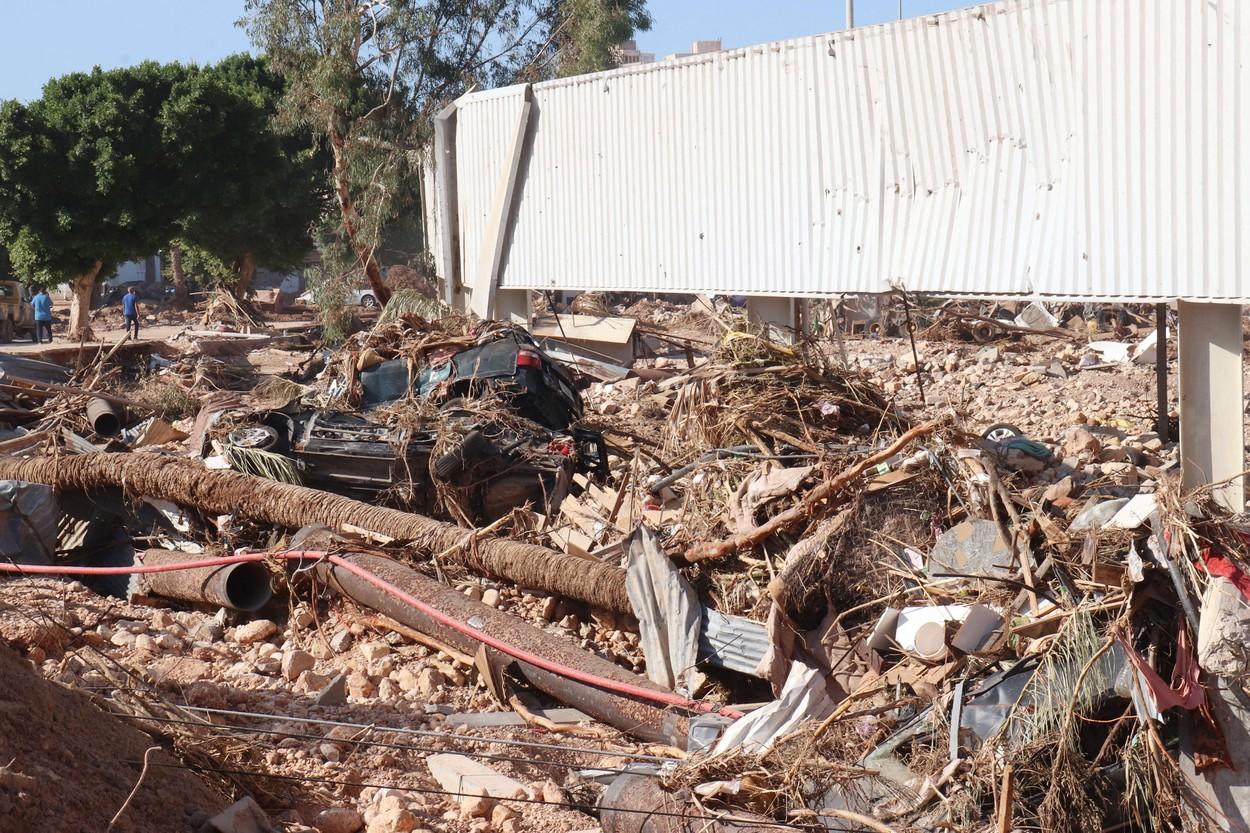 "Nu vrem mâncare, aduceţi-ne pungi pentru cadavre". Risc de holeră în Libia. Localnicii sunt martorii unor scene de groază: rămăşiţele celor ucişi ies la suprafaţă