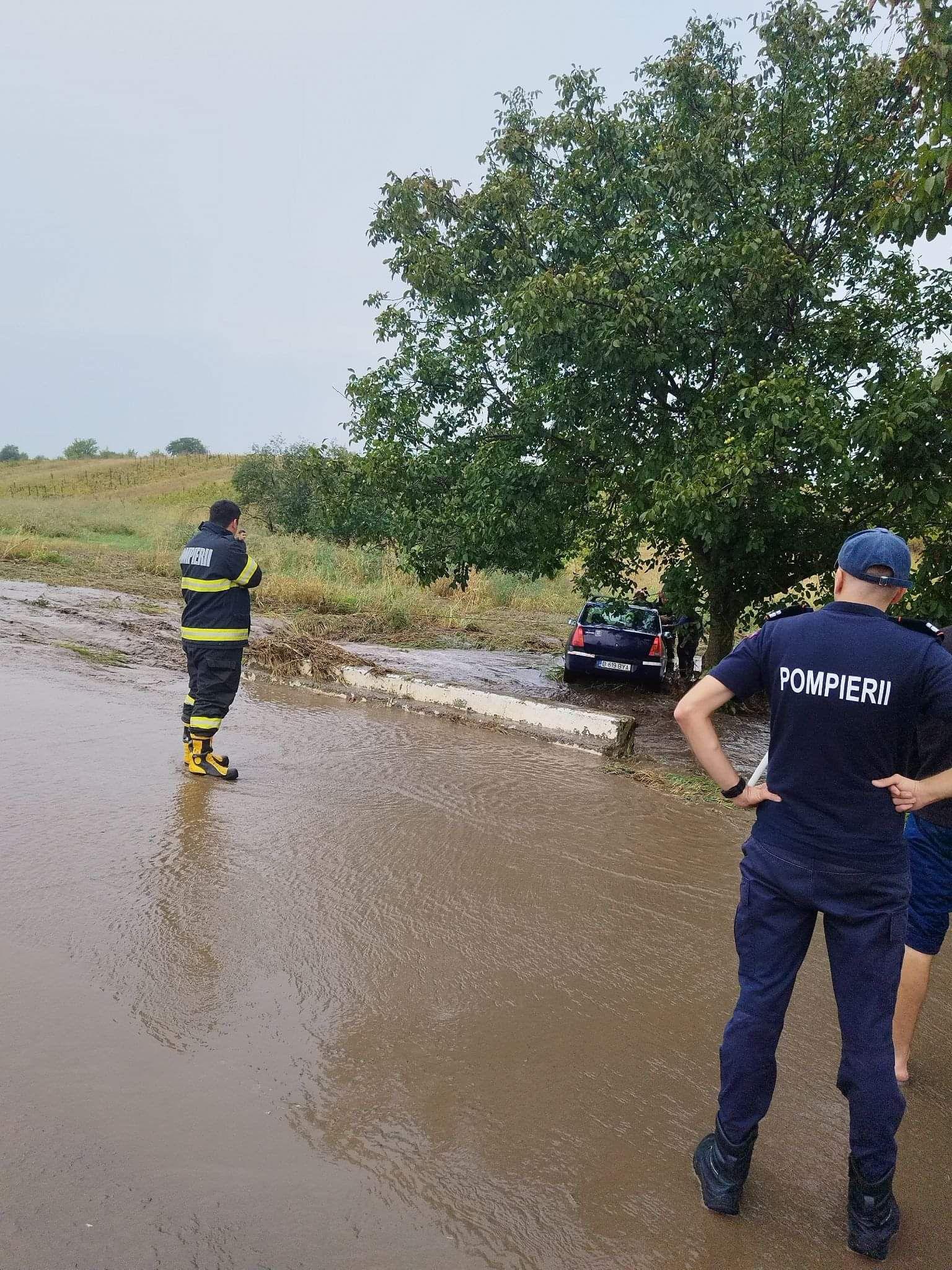 Două persoane, salvate dintr-o maşina blocată în apă de un metru. Viiturile au făcut prăpăd din nou în Tulcea