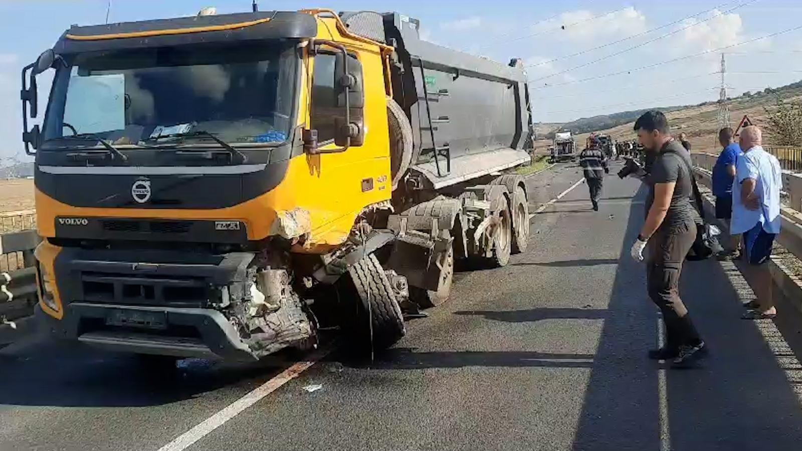 Filmul tragediei de la Miroslava, unde un bărbat a murit într-o clipă de neatenţie la volan. Mihai s-ar fi uitat pe telefon când a intrat într-un TIR