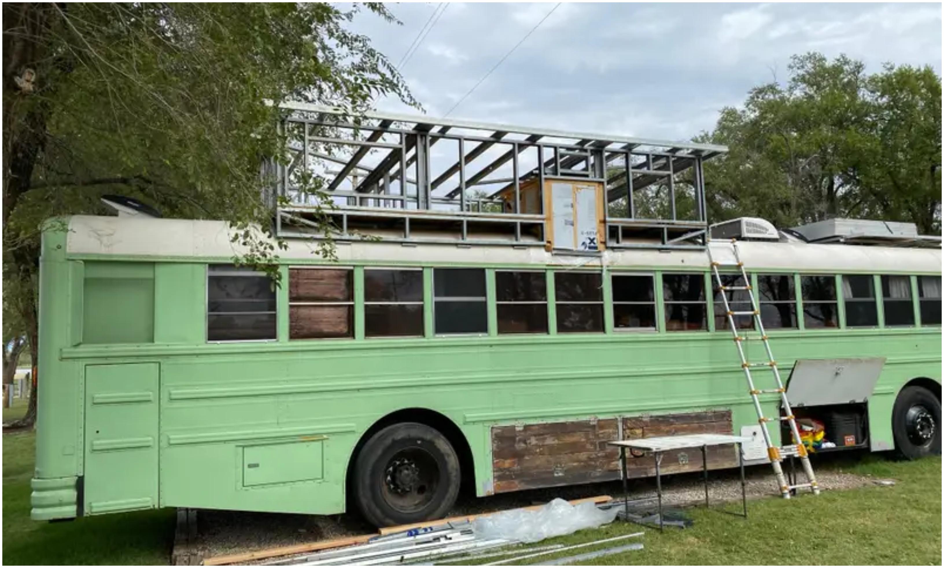 Au renunțat la casa pe care o aveau și au transformat un autobuz în locuința mult visată