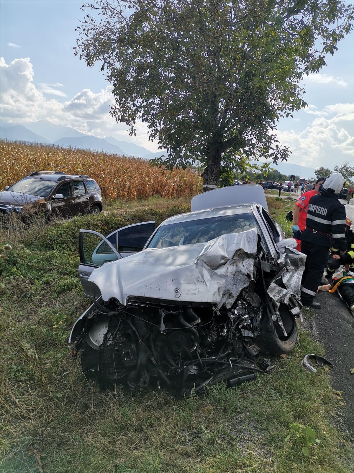Două persoane încarcerate şi 5 răniţi, într-un accident în lanţ între 3 maşini în Hunedoara. O fetiţa de 11 ani, transportată la spital cu elicopterul