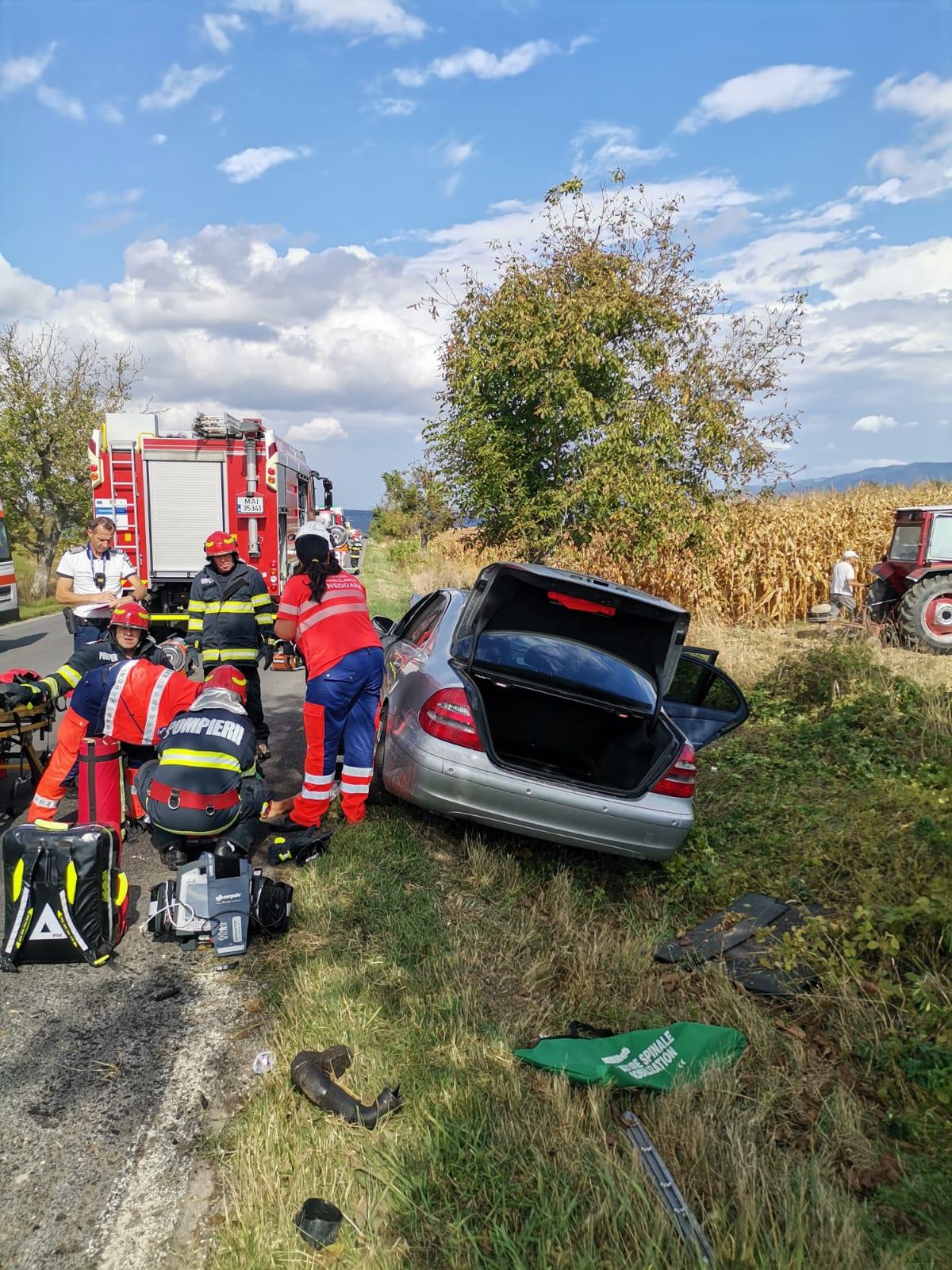 Două persoane încarcerate şi 5 răniţi, într-un accident în lanţ între 3 maşini în Hunedoara. O fetiţa de 11 ani, transportată la spital cu elicopterul