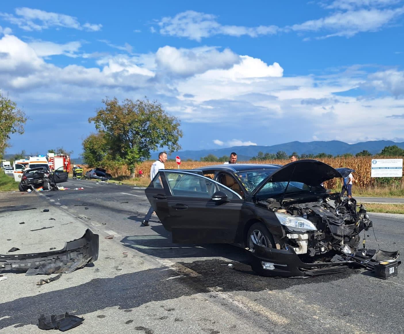 Două persoane încarcerate şi 5 răniţi, într-un accident în lanţ între 3 maşini în Hunedoara. O fetiţa de 11 ani, transportată la spital cu elicopterul