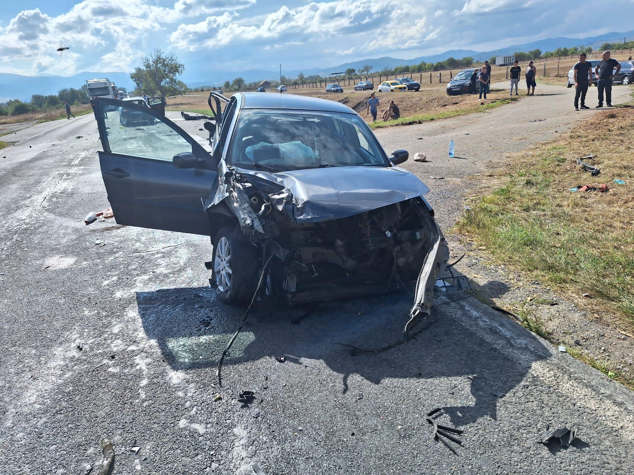 Două persoane încarcerate şi 5 răniţi, într-un accident în lanţ între 3 maşini în Hunedoara. O fetiţa de 11 ani, transportată la spital cu elicopterul