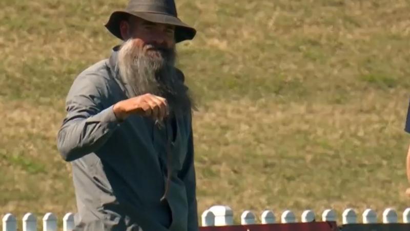 Partidă de fotbal amânată 30 de minute, după ce un musafir neaşteptat şi-a făcut apariţia pe teren. Organizatorii australieni au chemat specialistul să ia vietatea