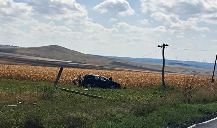 Cinci răniţi, după un accident violent petrecut în Tulcea. Trei maşini au fost implicate, una dintre ele s-a răsturnat în câmp