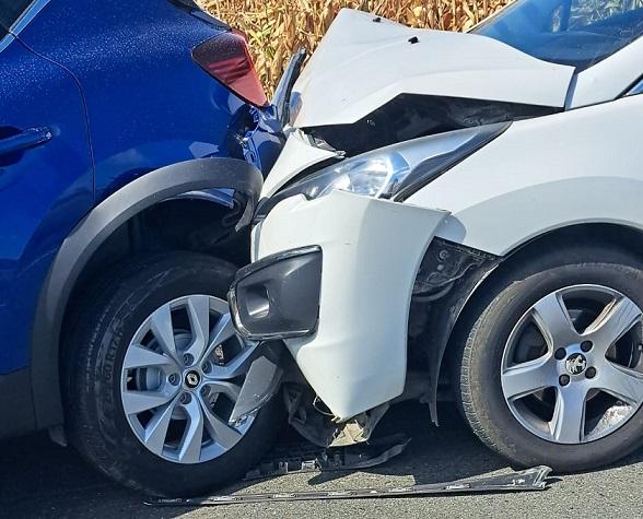 Cinci răniţi, după un accident violent petrecut în Tulcea. Trei maşini au fost implicate, una dintre ele s-a răsturnat în câmp