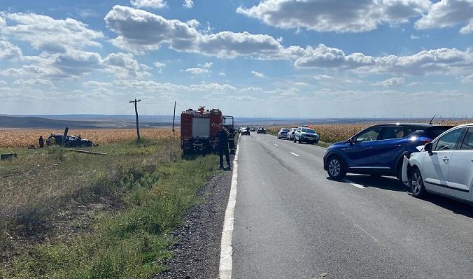 Cinci răniţi, după un accident violent petrecut în Tulcea. Trei maşini au fost implicate, una dintre ele s-a răsturnat în câmp