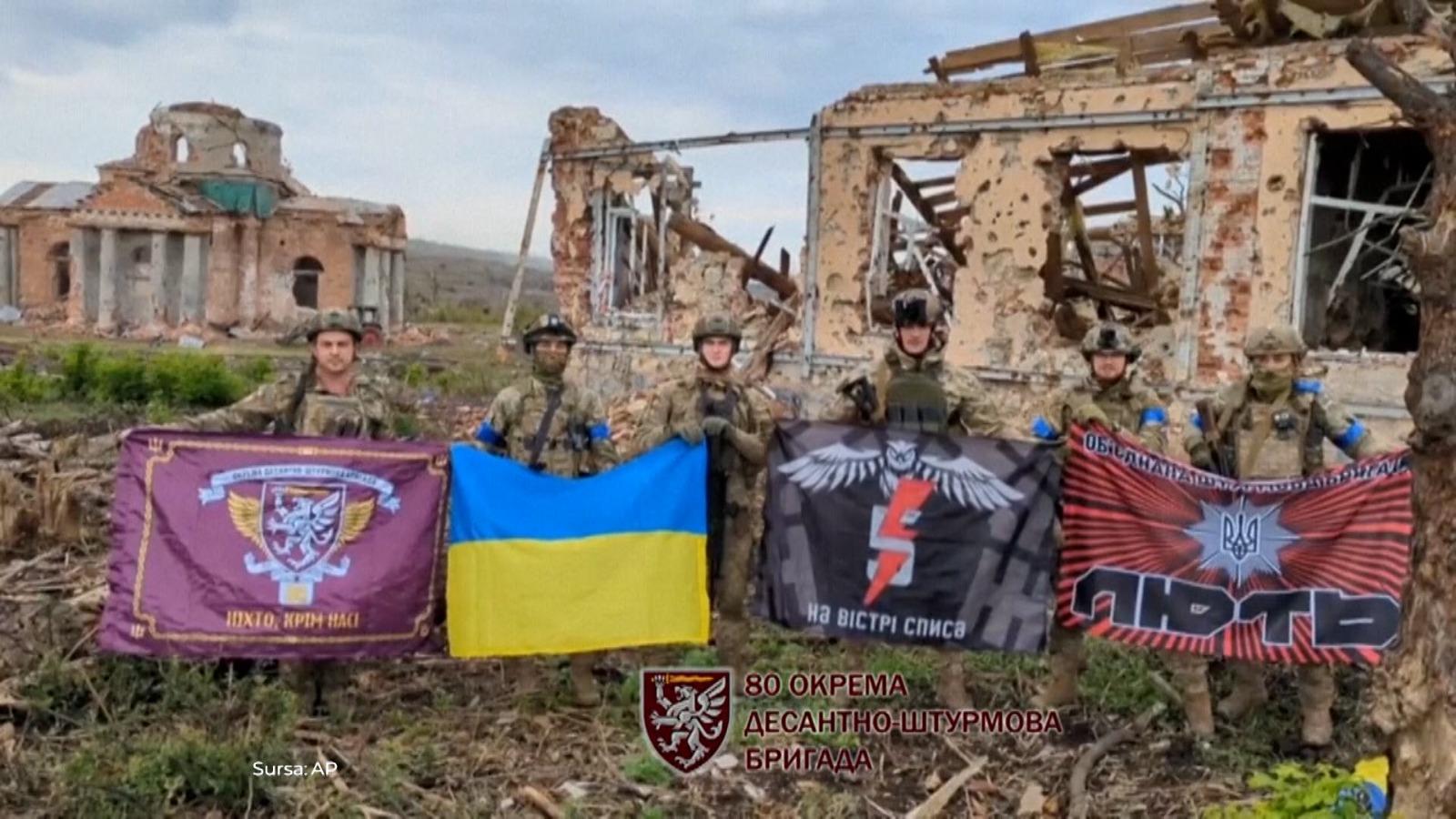 Ucrainenii anunţă că au recucerit satul Klishchiivka de lângă Bahmut.