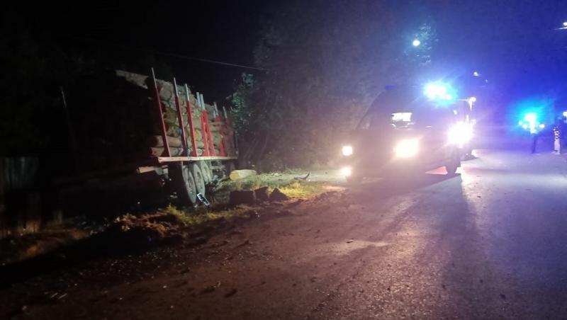 Moarte cumplită pentru un șofer de camion. A fost strivit de lemnele pe care le transporta, pe un drum din Vrancea