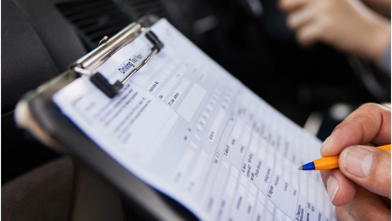 Un bărbat din Belgia și-a angajat o sosie care să dea examenul auto în locul lui. El picase de 12 ori