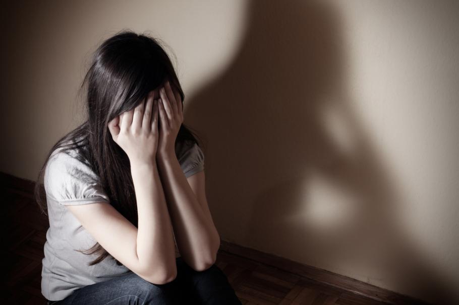 Minoră de 15 ani, atacată cu o bucată de sticlă în faţă de un bărbat, în Ialomiţa. Fata, nevoită să stea mai multe zile în spital Minoră de 15 ani, atacată cu o bucată de sticlă în faţă de un bărbat, în Ialomiţa. Fata, nevoită să stea mai multe zile în spital