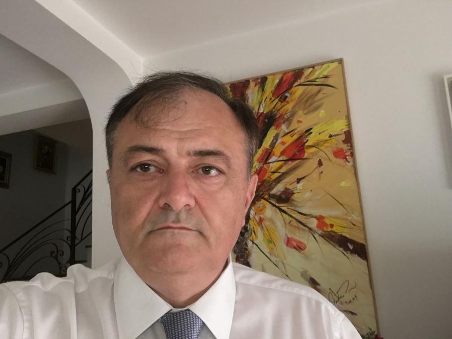 Octavian Mazilu, fostul director al Spitalului Municipal Timişoara, a fost prins în flagrant luând mită de la pacienţi. Octavian Mazilu, fostul director al Spitalului Municipal Timişoara, a fost prins în flagrant luând mită de la pacienţi.