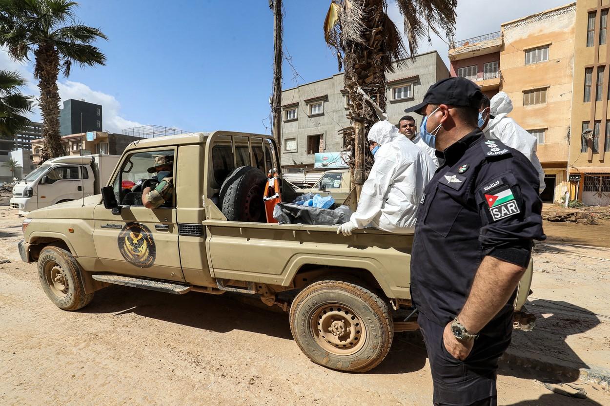 Medicii din Libia se străduiesc să afle identitatea cadavrelor care sunt de nerecunoscut, după inundaţii.